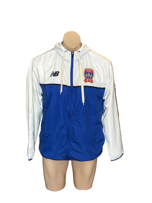 NEWCASTLE JETS FC 25/26 HOODED WIND JACKET - MENS